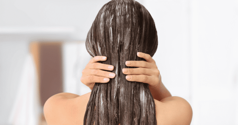 Clienta de espaldas experimentando el tratamiento de spa capilar japonés en los salones de Iván Senent, con el producto aplicado en el cabello, disfrutando del proceso de bienestar.